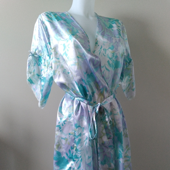 Pretty Vintage Satin Robe With Lace Detail on Sleeves, by Secret Treasures XL - Picture 1 of 11